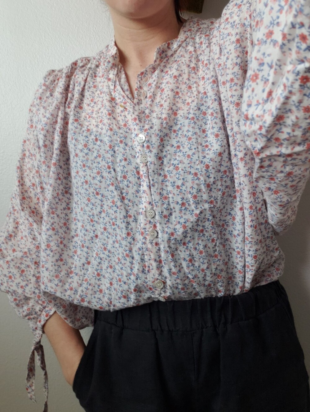 Doen O'Keefe Womens Top XS White Blouse with Blue and Pink Floral Print